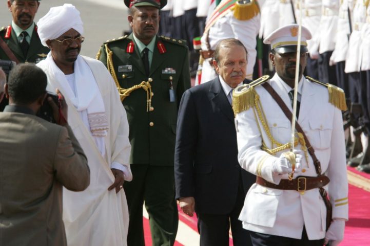 الرئيسان السابقان عمر البشير وعبد العزيز بوتفليقة/ رويترز