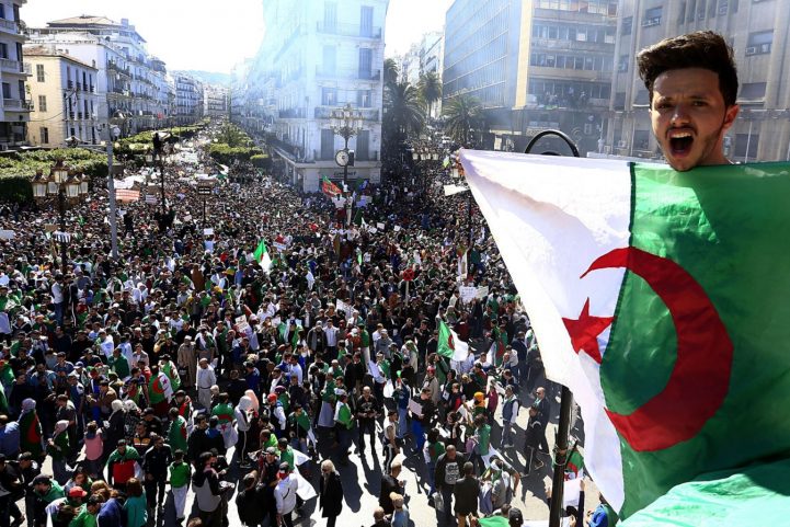 عشرات الآلاف من الجزائريين يخرجون ضد بوتفليقة في العاصمة الجزائر، مارس/ آذار 2019 (رويترز)