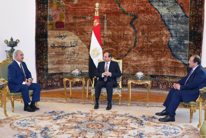 السيسي استقبل حفتر في حضور عباس كامل خلال بداية العملية العسكرية على طرابلس/ رويترز