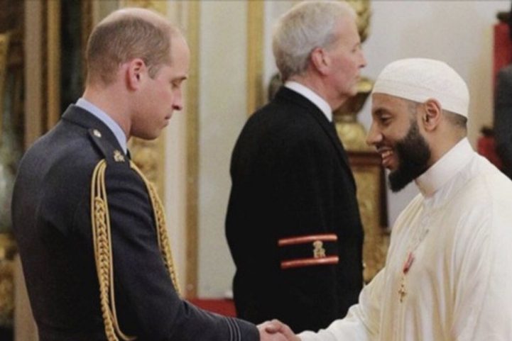 لحظة تكريم الإمام محمد محمود من قبل الأمير ويليام/ تويتر
