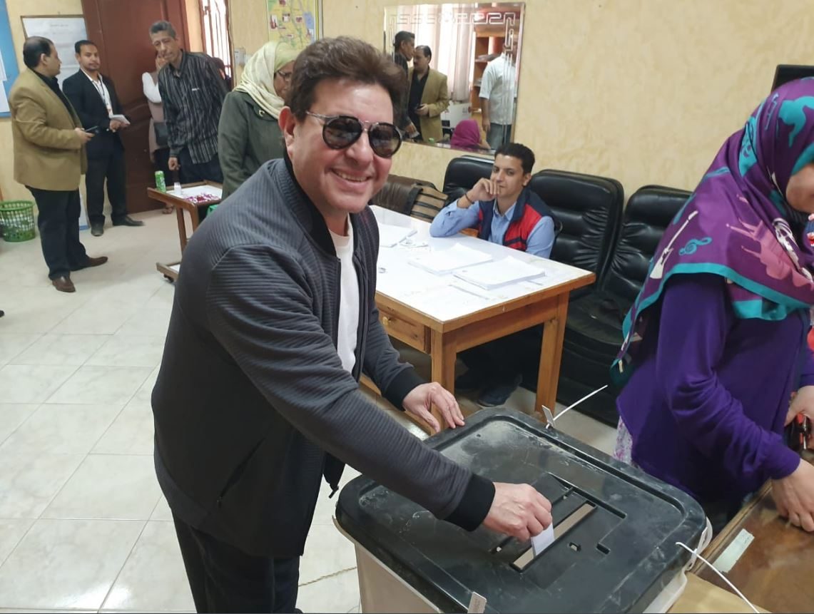 فنانون مصريون يدعون للمشاركة في الاستفتاء وآخرون يعارضون