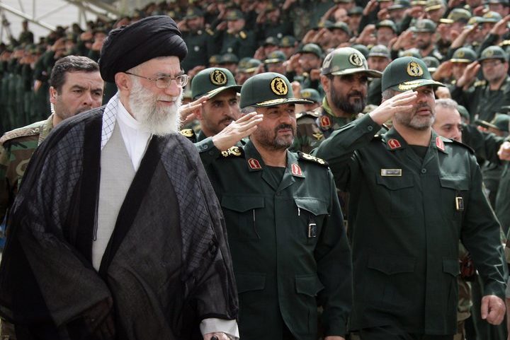 آية الله علي خامنئي بين قادة الحرس الثوري/ فارس