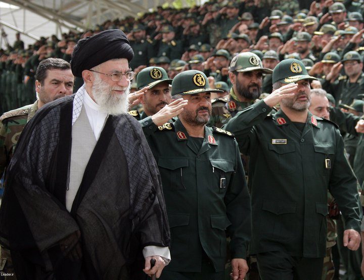 آية الله علي خامنئي بين قادة الحرس الثوري