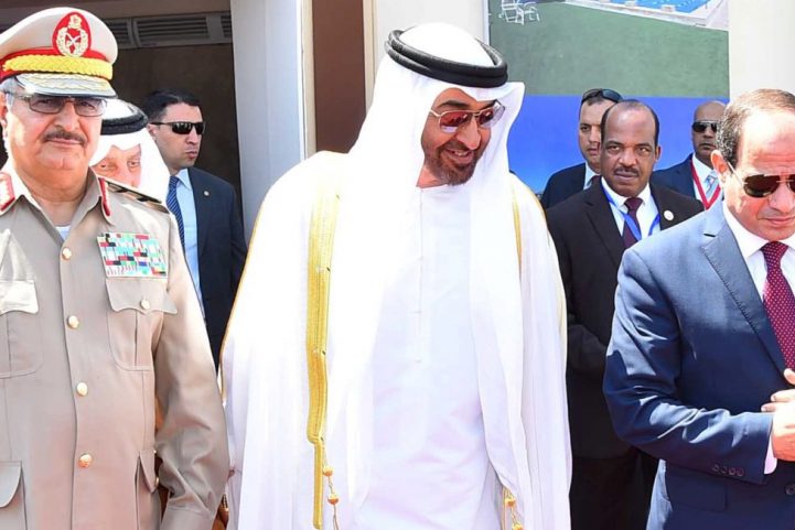 اللواء خليفة حفتر وولي عهد الإماراتي  محمد بن زايد، والرئيس المصري عبدالفتاح السيسي في اجتماع سابق بمصر/ رويترز