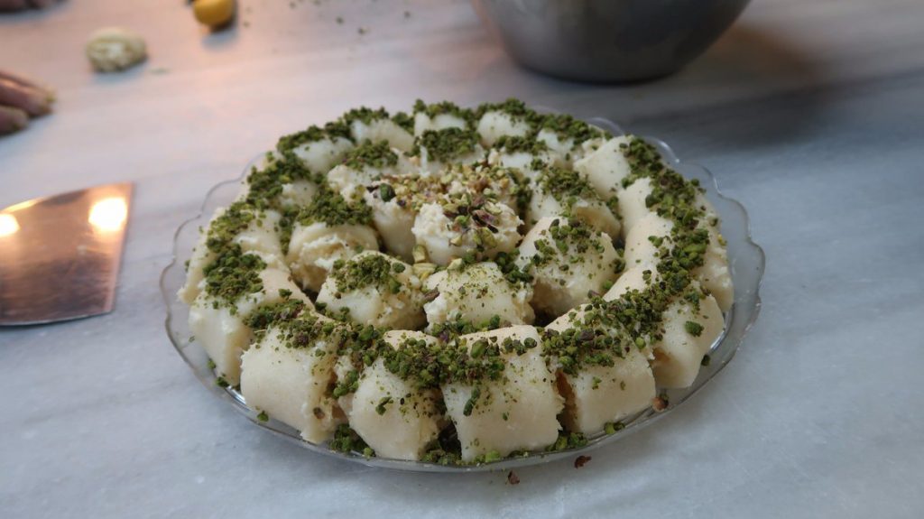 كيفية عمل حلاوة الجبن الحموية وأصلها