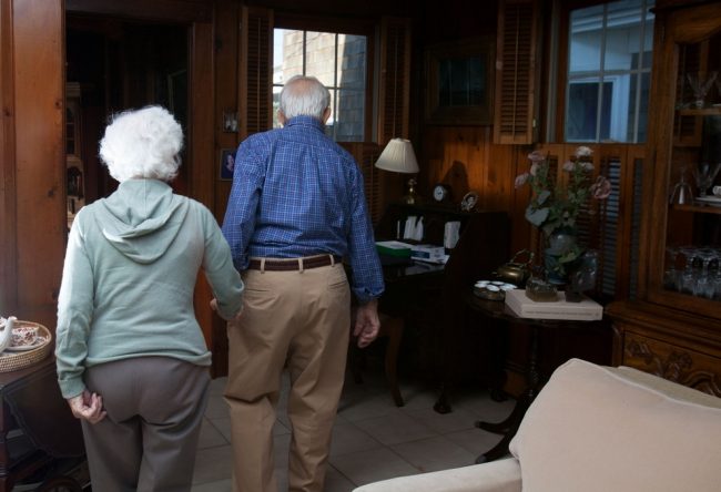 عجوزان يكشفان سر استمرار زواجهما منذ 82 عاماً