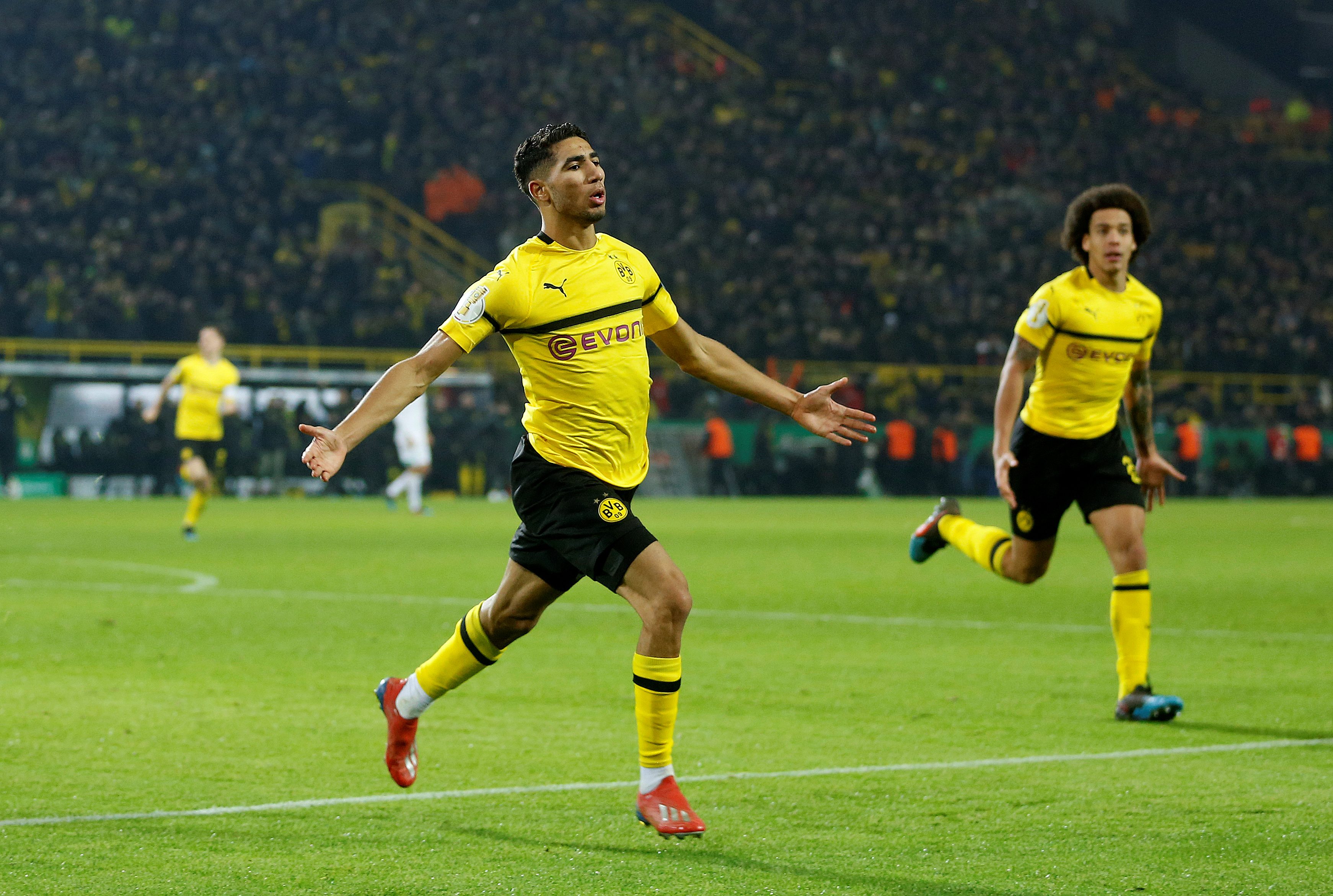 موسم أشرف حكيمي انتهى محلياً ودولياً.. اهتمام عالمي بخبر إصابة نجم المنتخب المغربي