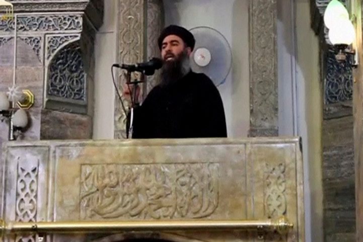 أبو بكر البغدادي في آخر ظهور علني له في الموصل، 2014 (مواقع تواصل)