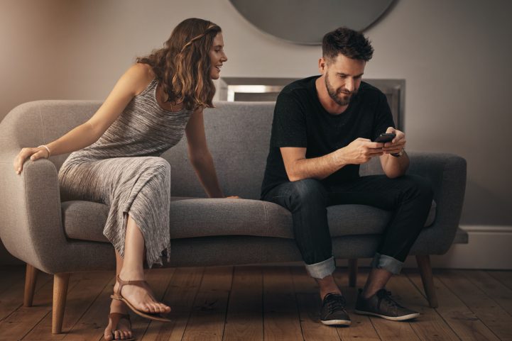iStock/ امنحيه اهتمامك الكامل وحافظي على النظر في عينيه في أثناء حديثه