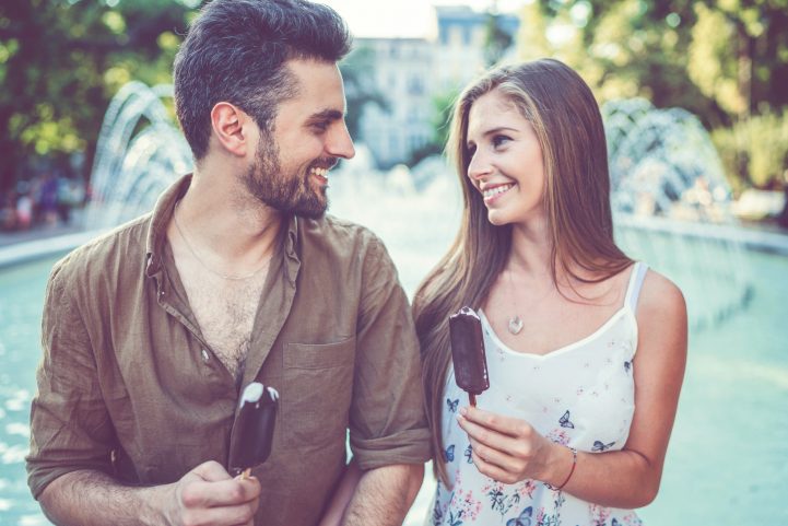 iStock/ إذا كنت تريد أن تفهم ماذا يمكن أن يكون شكل شريكك المحتمل، فقد يكون من الأفضل أن تخرج في موعد مع والديك