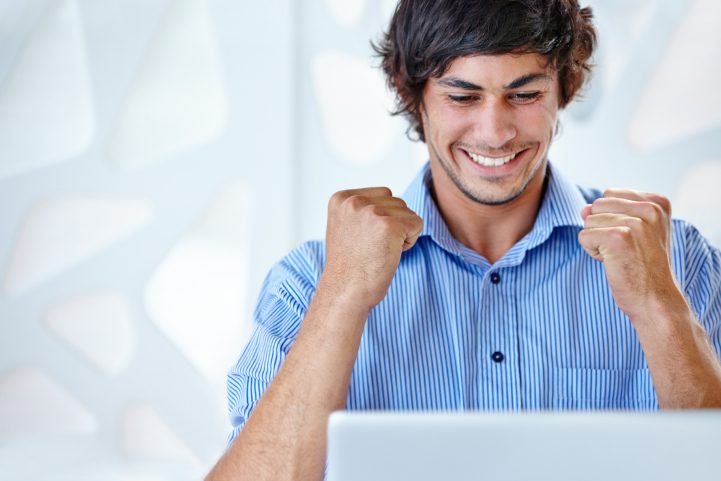 iStock \ عندما تضع خطة لتحقيق الأهداف الجديدة، ابدأ خطوة تلو أخرى 