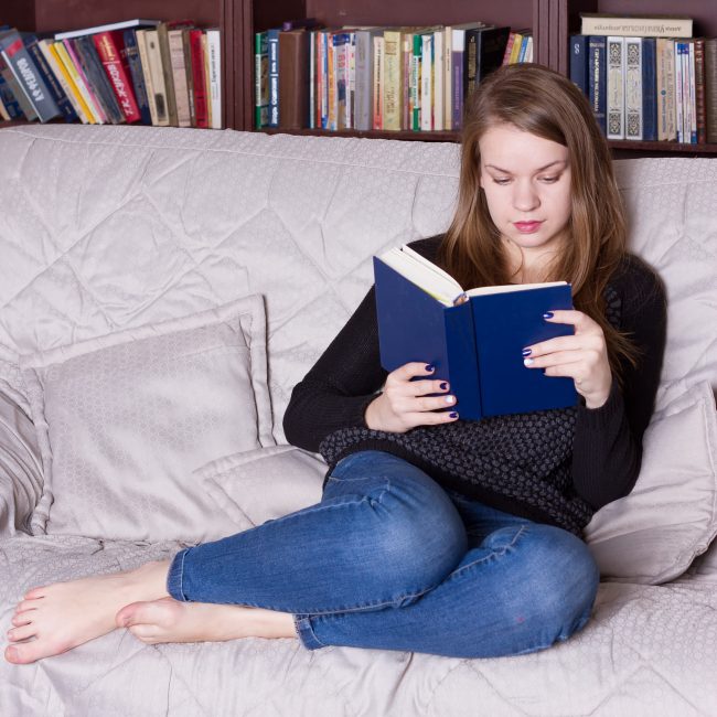 تريد قراءة المزيد من الكتب لكنك لا تملك وقتاً؟.. حيلة بسيطة تجعلك تدمن على القراءة