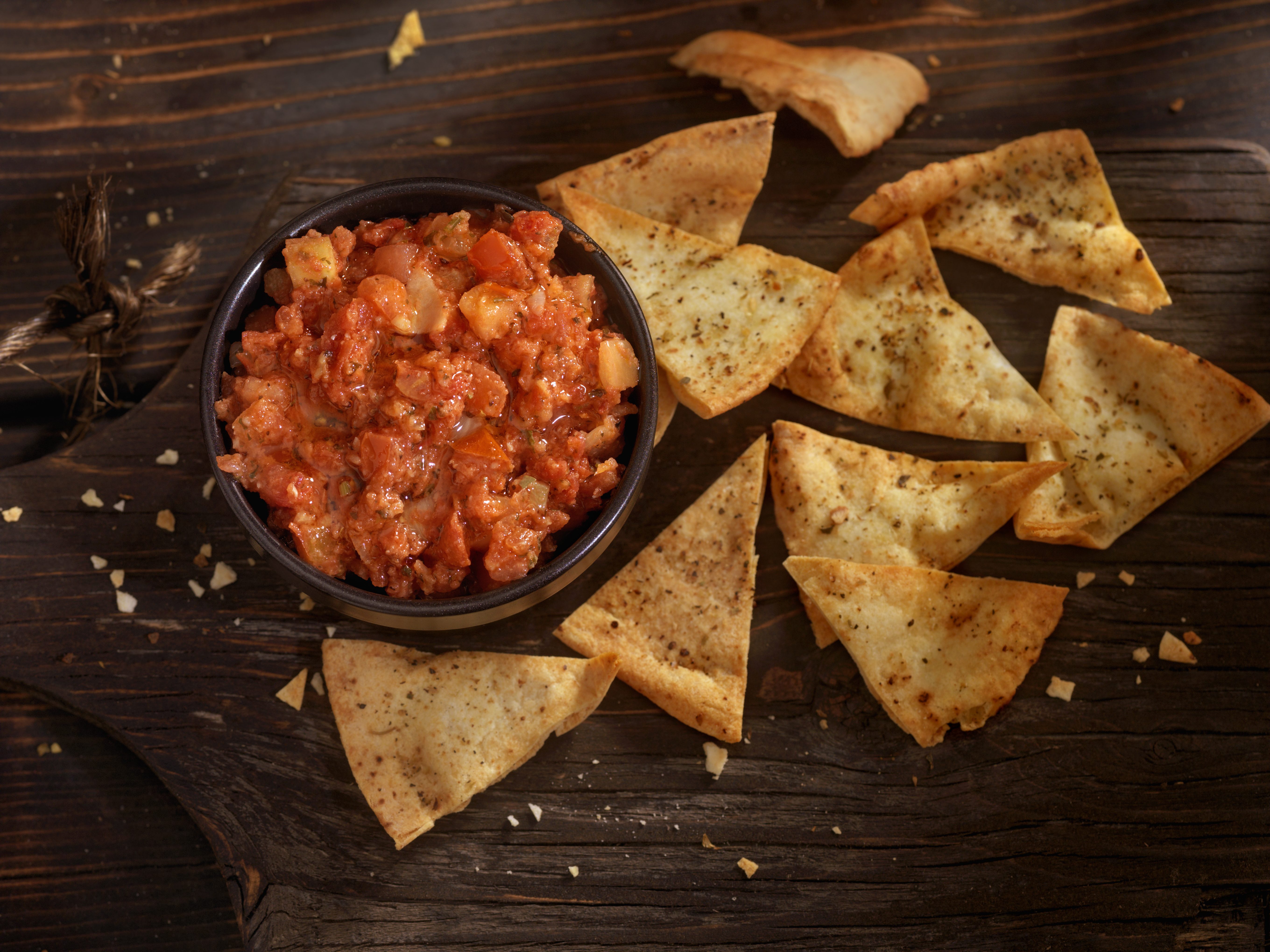 طريقة إعداد الشيبس وغموس بطريقةٍ صحية في المنزل