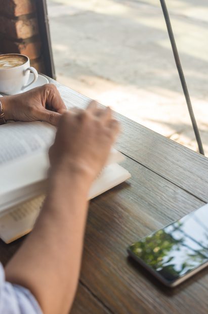 iStock \ قراءة الكتب المقسمة إلى أجزاء تجعل مهمة القراءة أسهل بكثير