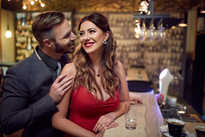iStock/ عقول الرجال مرتبطة بالاستجابة للمؤثرات البصرية، ارتداء فستان احمر سيجعله  يشعر بأنك ترغبين فيه
