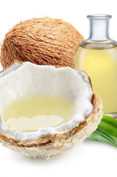 iStock \ يعالج زيت جوز الهند الشعر التالف، فيقويه ويمنع تساقطه. 