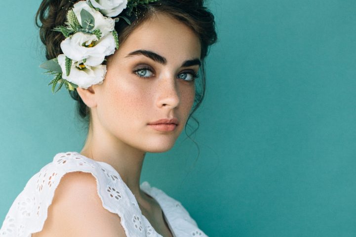 iStock/ من المهم استخدام الماسكارا المضادة للماء فوق الماسكارا الطبيعية