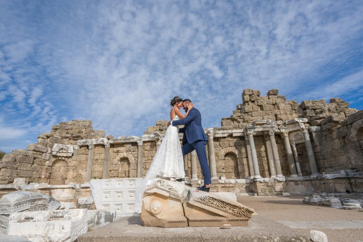 iStock \ إنَّ العثور على مكان الحفل المثالي لكِ ولضيوفك ليكونوا مرتاحين أثناء الحدث هو مهمةٌ شاقة 