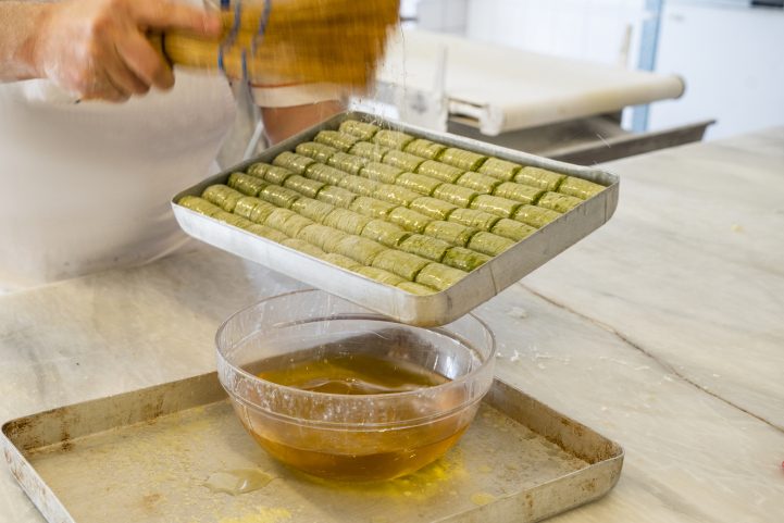 iStock/ أخرِج صينية البقلاوة من الفرن واسكب فوقها مباشرةً