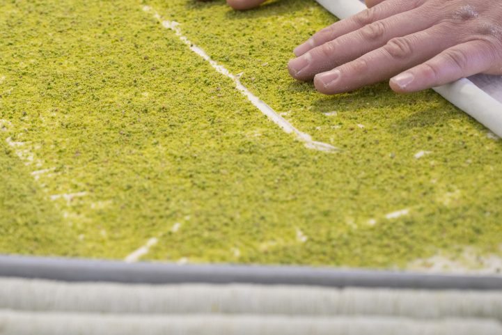 iStock/ أبرز ما يميزها أنه يتم فرد رقائق العجين ورش الفستق الحلبي على عدة طبقات فوقها