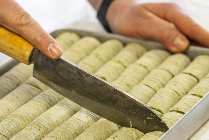 iStock/قطِّع طبقات العجين في الصينية على شكل مربعات بحجم مناسب