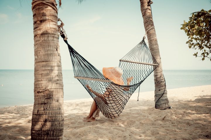iStock\ من الممكن أن تستمتعي بإجازتك على شاطئ البحر دون أن تقضي الأسابيع اللاحقة بمعالجة حروق الشمس 
