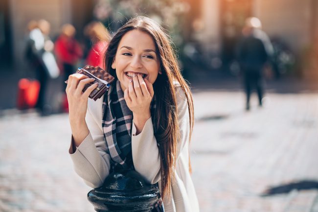 إلى عشاق الشوكولاتة.. استعِدوا لارتفاع كبير بالأسعار بسبب النقص العالمي في محصول الكاكاو 