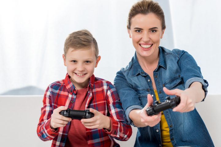 iStock \  الانخراط مع طفلك في نشاط ما يمكّنه من صرف النظر عن المشاعر السلبية التي تتملكه 