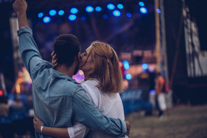 iStock/ تريد المرأة الرجل الذي يجعلها تشعر بالأمان والحماية