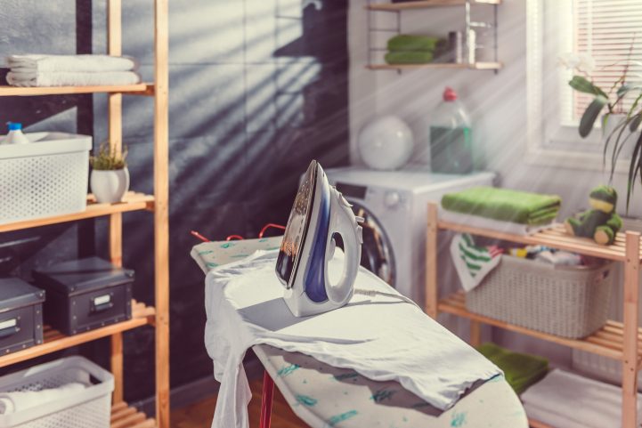 iStock/ تأكد من فك جميع أزرار القميص الذي تكويه، بما في ذلك أزرار الأكمام