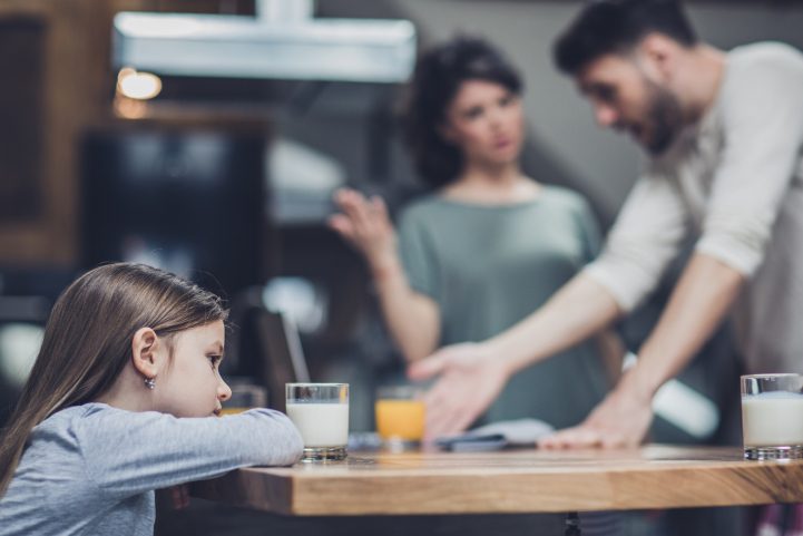iStock/ لابد للآباء أن يتعاملوا مع الطلاق بحكمة من دون أن يتسببوا بأذية نفسية لأطفالهم