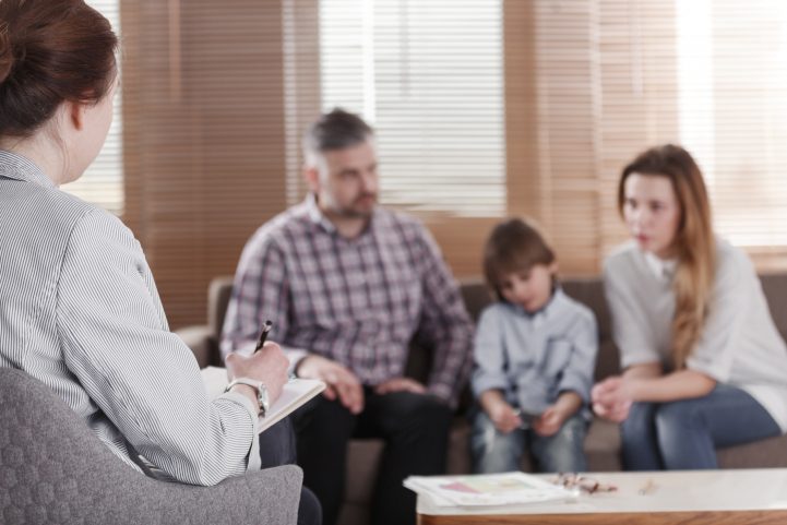 iStock/على أي شخص يصل إلى قرار الانفصال التحدث إلى محامي طلاق ومدربي حياة مختصين في الطلاق