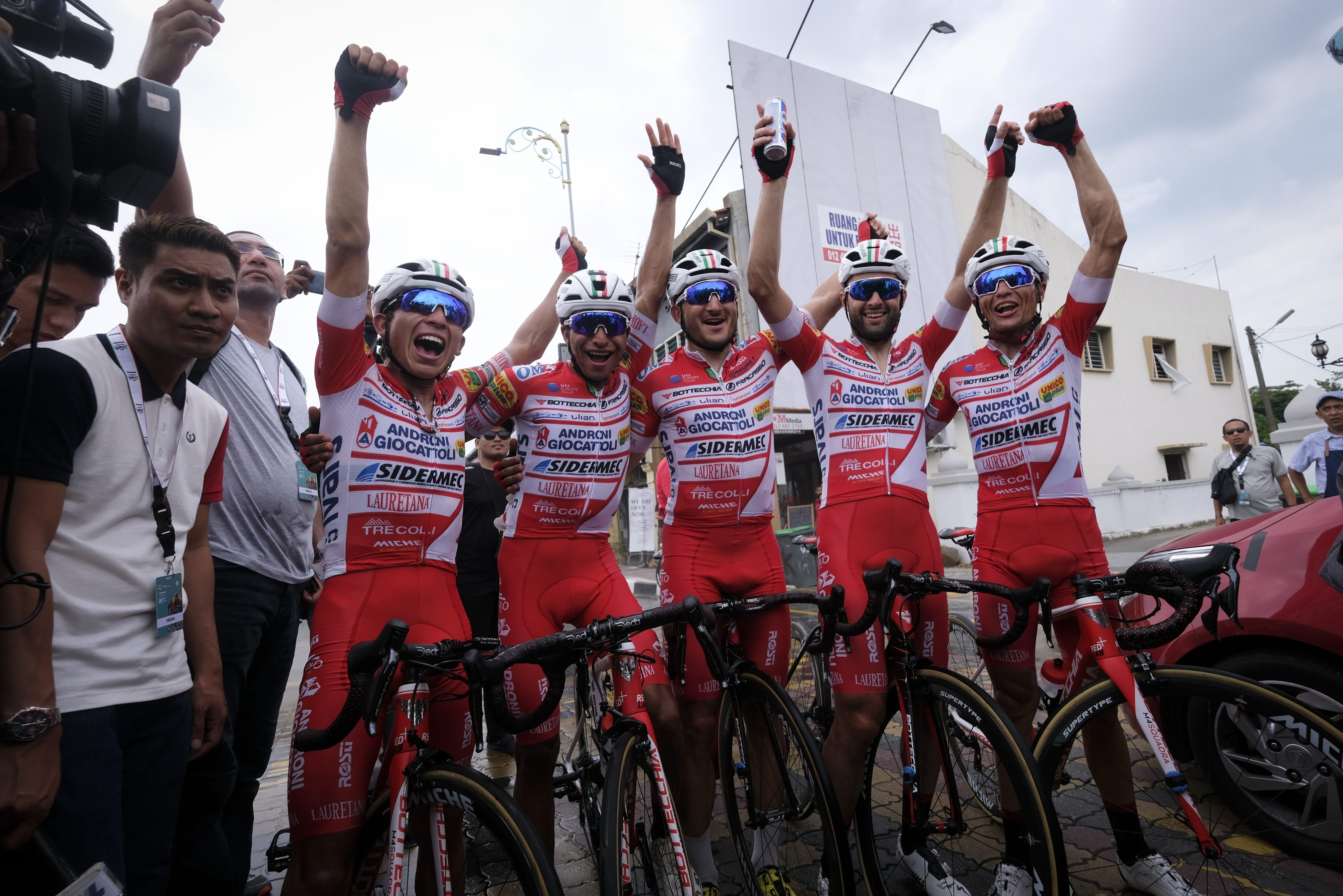 منافسة ثلاثية تشعل مرحلة ما قبل وداع  السباق