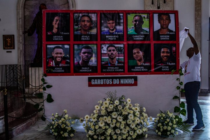 مسؤولو نادي Flamengo قاموا بتغطية مجموعة كبيرة من صور الفتيان/ نيويورك تايمز