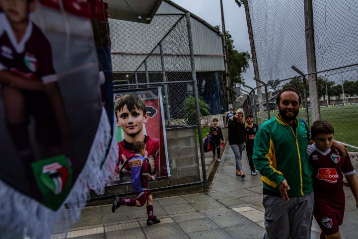 عائلات تستقبل أطفالها بعد التدريب في كوريتيبا بالبرازيل. CreditDado Galdieri لـ New York Times