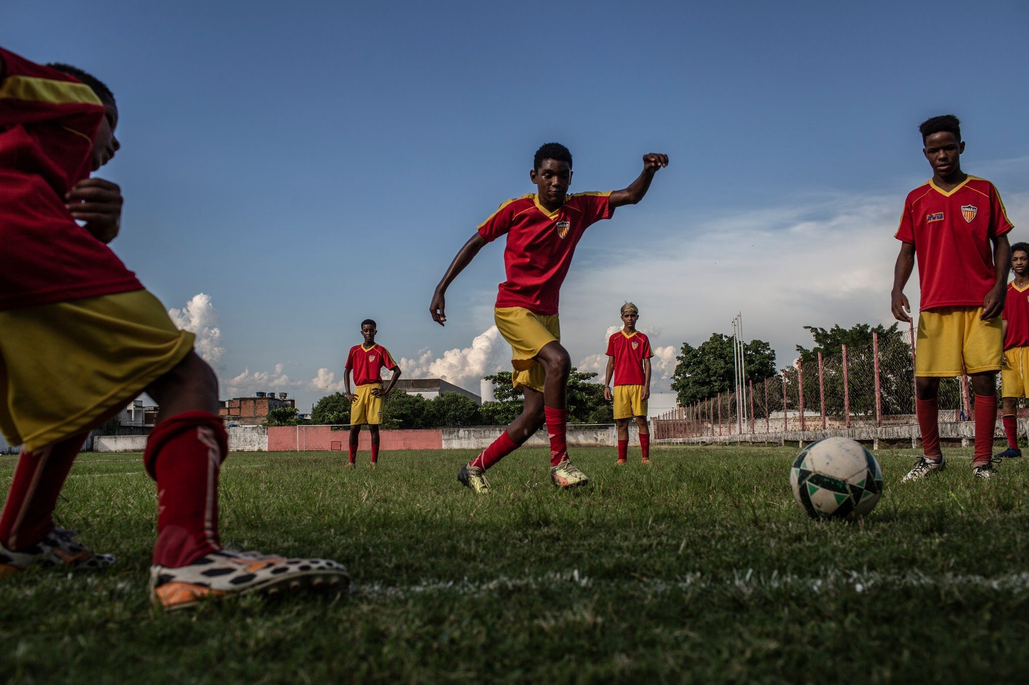 حريق قتل 10 فتيان في البرازيل يكشف خبايا تجارة كرة القدم ببلاد السامبا