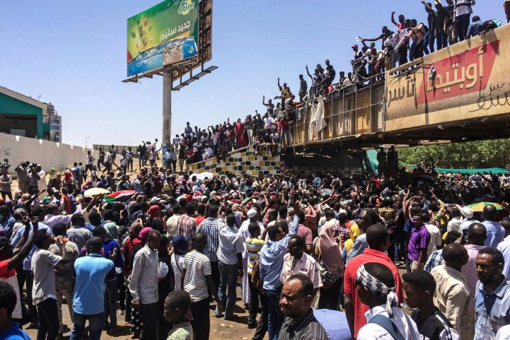 عشرات الآلاف من المتظاهرين السودانيين يعتصمون أمام مقر القيادة العامة للجيش في الخرطوم/AP