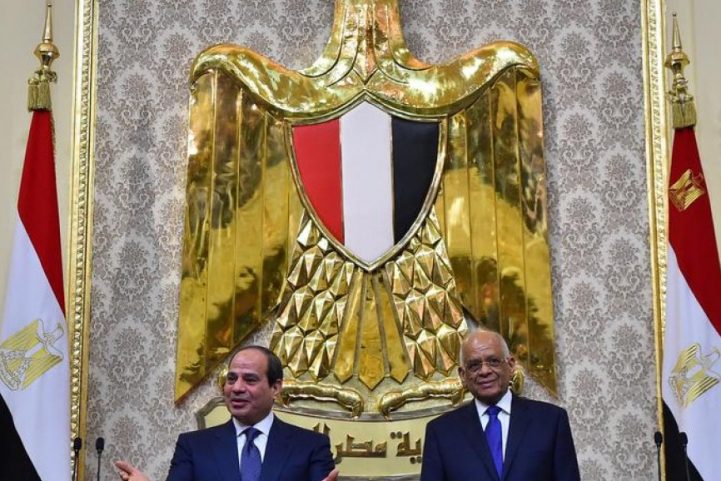  الرئيس المصري عبد الفتاح السيسي أثناء حلف اليمين لولاية رئاسية ثانية مع رئيس البرلمان علي عبد العال في 2 يونيو/حزيران 2018 في القاهرة رويترز 