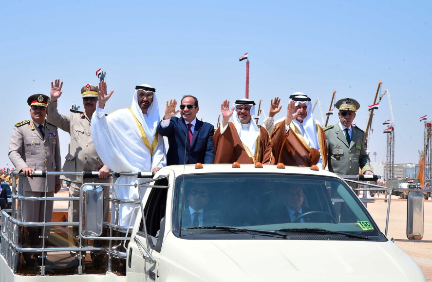 الرئيس المصري يركب سيارة مع الزعماء العرب خلال افتتاح قاعدة عسكرية/ رويترز