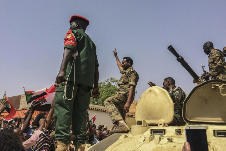 أفراد من القوات السودانية يحتفلون بعد تنحية البشير، الخميس 11 أبريل ، 2019. (AP)