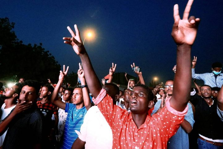 المتظاهرون في السودان يأكدون استمرارهم في الاحتجاجات بالرغم من إعلان المجلس العسكري/ رويترز