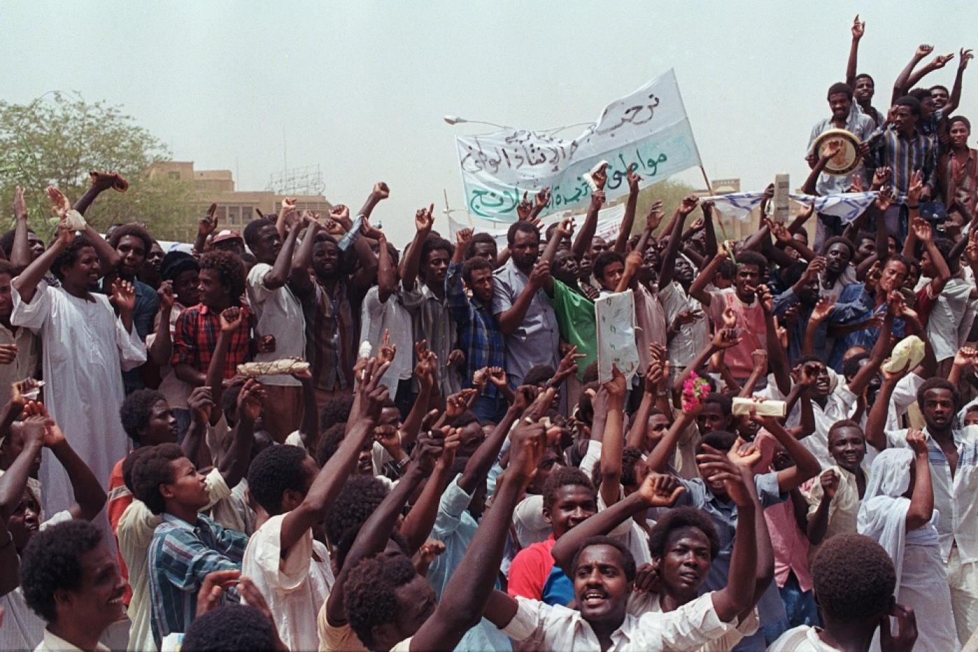 تاريخ الانقلابات العسكرية في السودان يدفع المعارضة لرفض «اقتلاع البشير» فقط