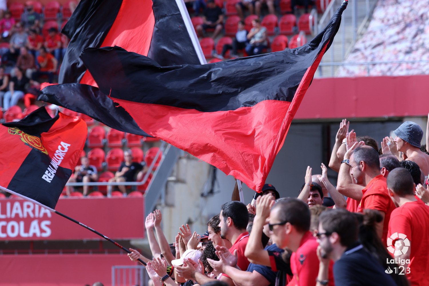 مشاهدة من على خط الملعب.. أندية إسبانيا تسعى إلى جذب المشجعين باتباع نظام دوري السلة الأمريكي