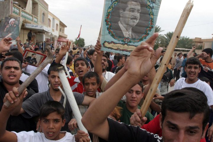 عراقيون يتظاهرون في بلدة تكريت، مسقط رأس صدام حسين، احتجاجاً على حكم الإدانة الصادر في حقه وإنزال عقوبة الإعدام عليه في عام 2006/ AFP.