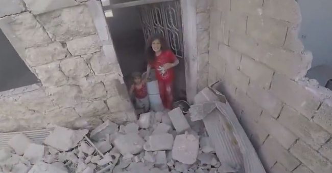 مشهد يحبس الأنفاس لأطفال مذعورين وأبطال يذهبون لإنقاذهم في معرة النعمان بإدلب بعد قصف النظام السوري