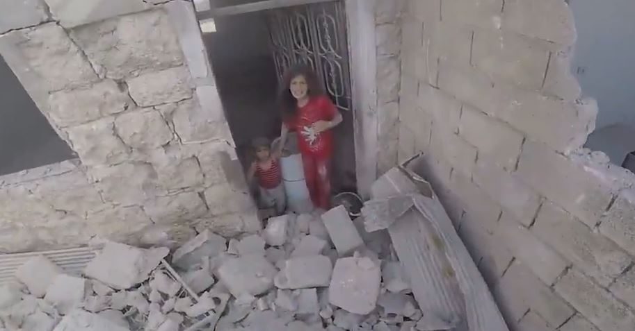 مقطع فيديو صادماً يظهر لحظات إنقاذ أطفال سوريين في معرة النعمان بإدلب السورية