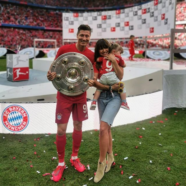 ليفاندوفسكي يحتفل مع زوجته بالفوز