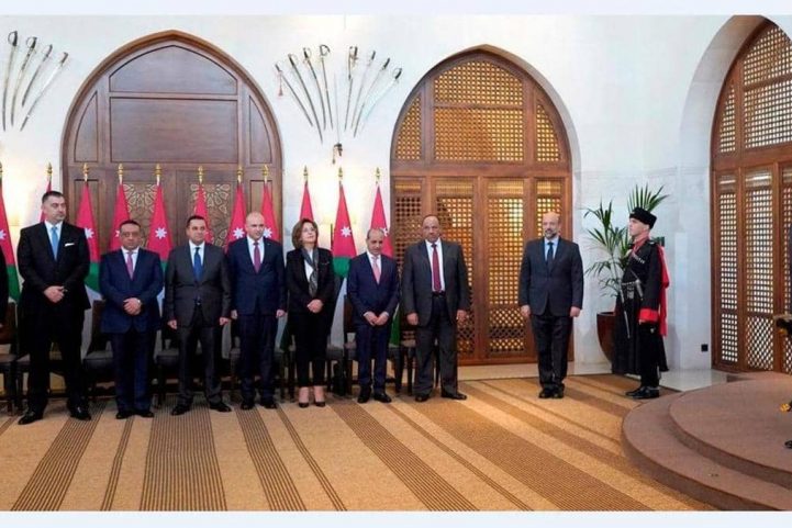 حكومة الرزاز الجديدة تؤدي اليمين الدستوري أمام الملك/ بترا