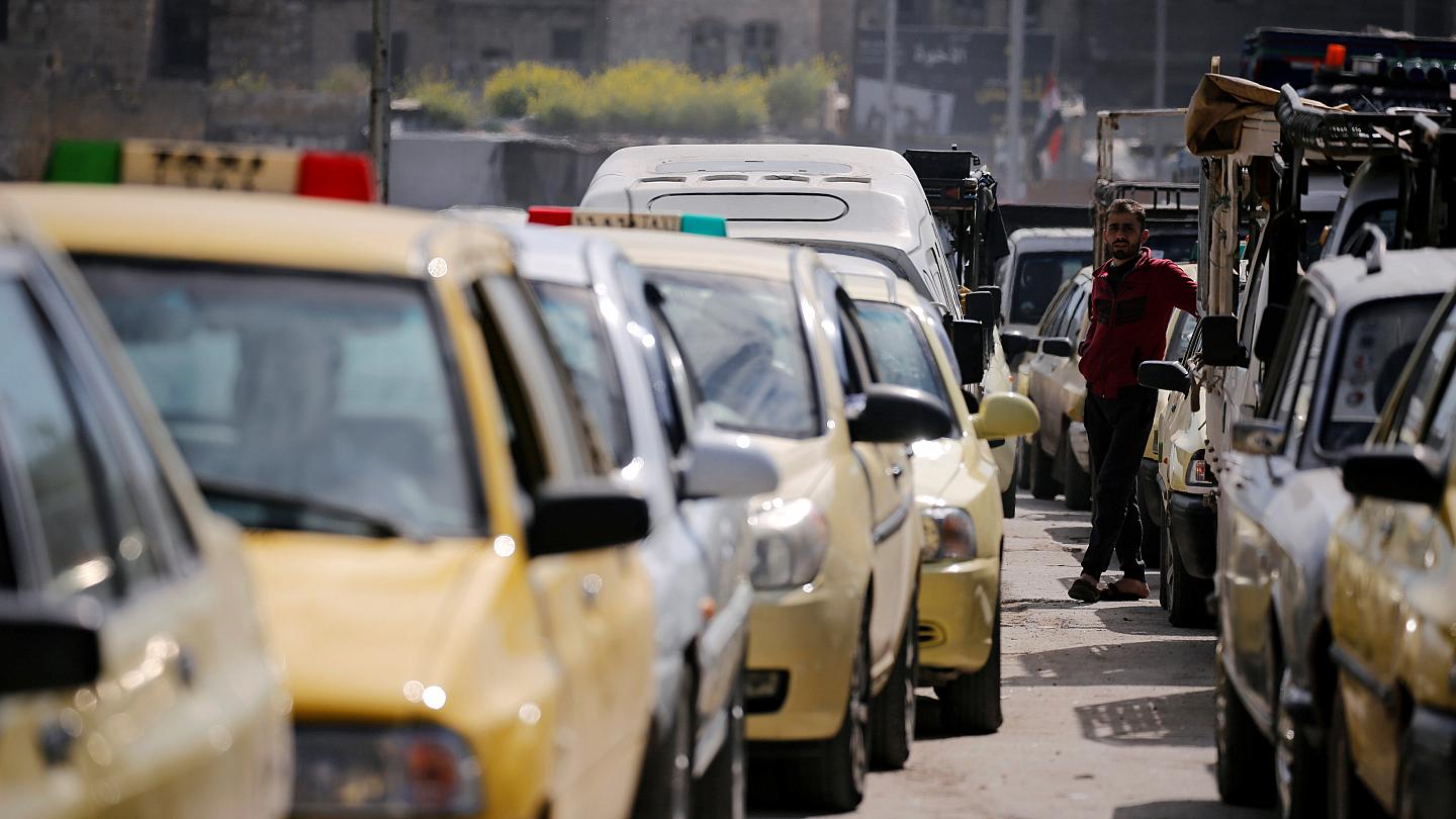 السوريون يتكيفون مع أزمة الوقود