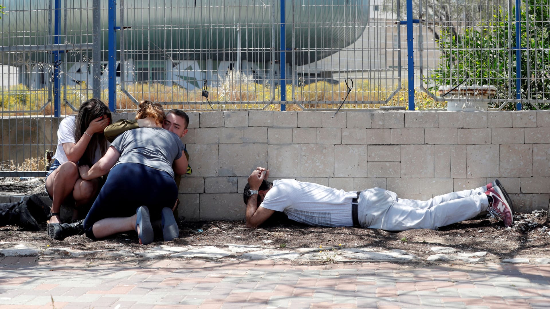 تداوَل فلسطينيون مقطعَ فيديو قالوا إنه لجنود إسرائيليين وهم في لحظة هلع داخل حافلة